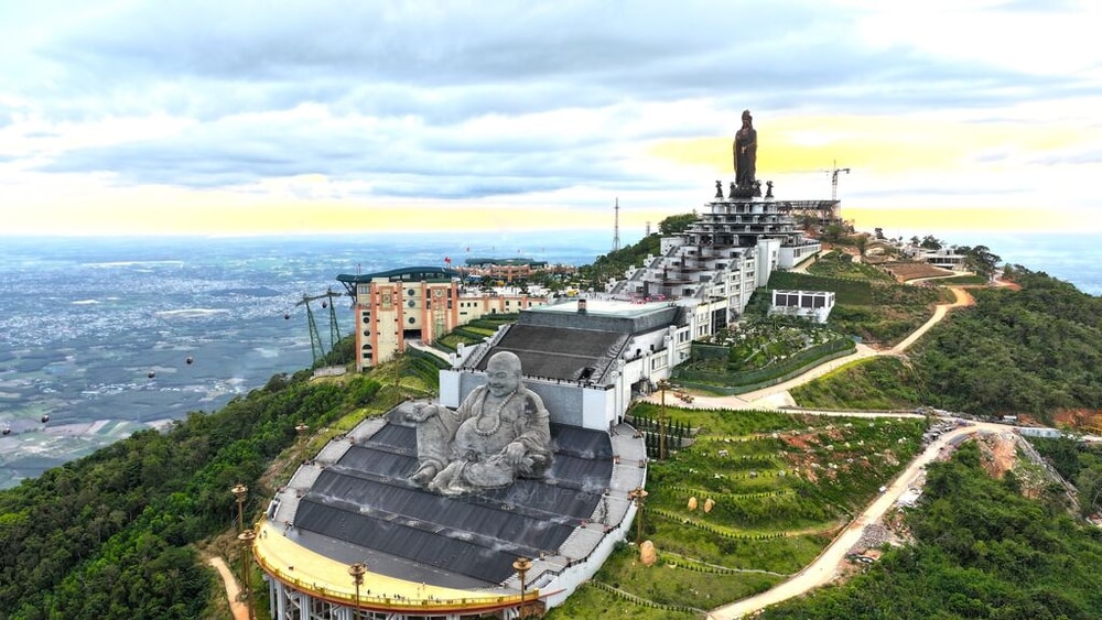 Khu du lịch trên đỉnh Núi Bà Đen